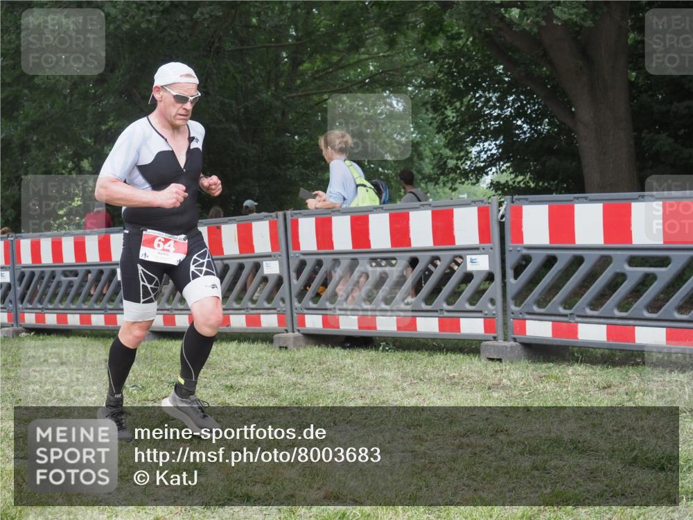 21.06.2025 - 27. Vierlanden-Triathlon KatJ http://msf.ph/oto/8003683 15.06.2025 12:57:16 Ziel 5, 51, 64, 99 meine-sportfotos.de