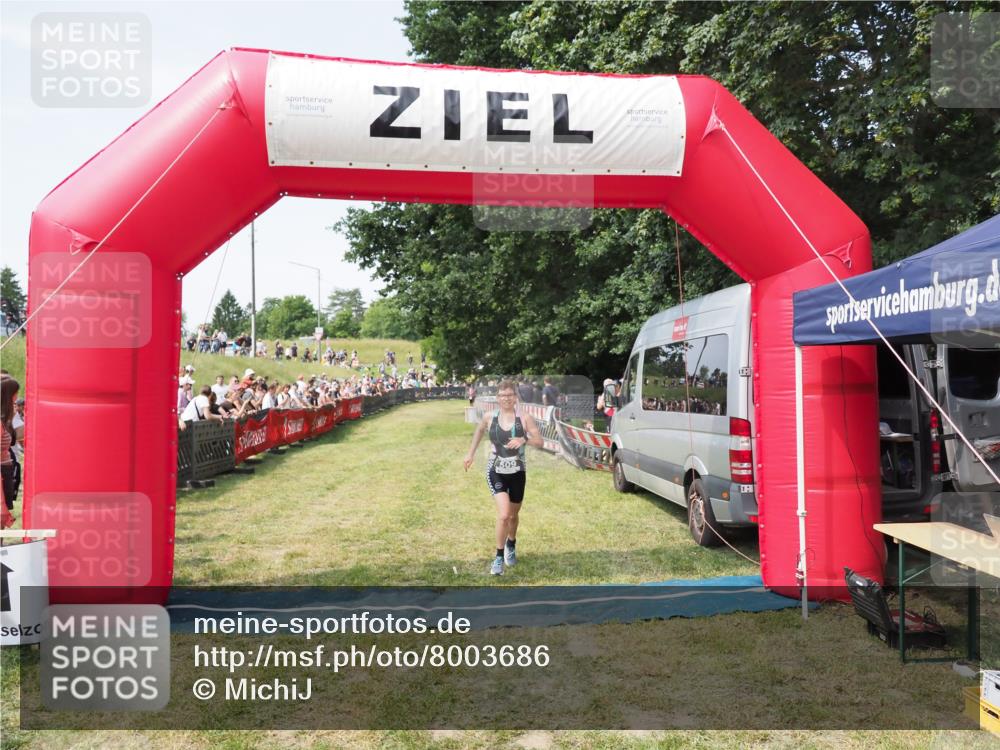 21.06.2025 - 27. Vierlanden-Triathlon MichiJ http://msf.ph/oto/8003686 15.06.2026 11:27:35 Ziel 509 meine-sportfotos.de