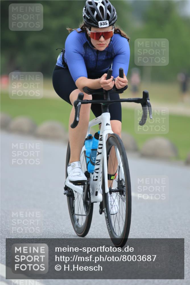 21.06.2025 - 27. Vierlanden-Triathlon H.Heesch http://msf.ph/oto/8003687 15.06.2025 12:48:14 Radfahren 935 meine-sportfotos.de