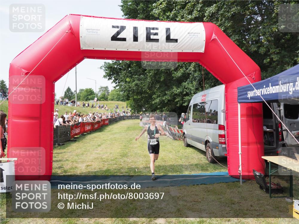 21.06.2025 - 27. Vierlanden-Triathlon MichiJ http://msf.ph/oto/8003697 15.06.2026 11:27:35 Ziel 509 meine-sportfotos.de