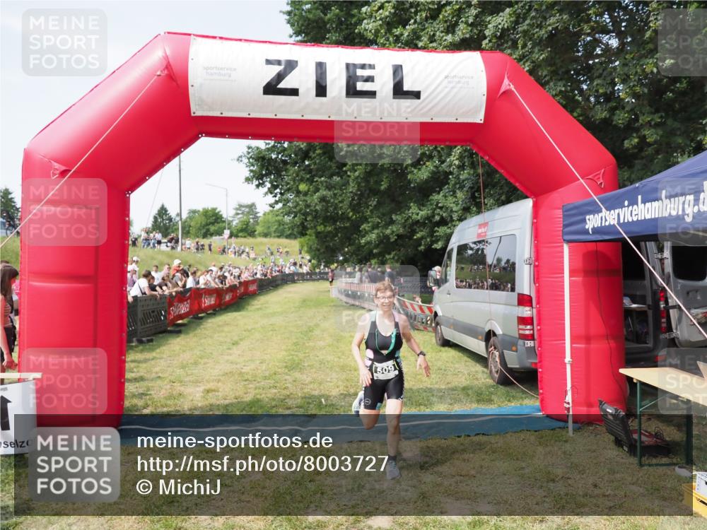 21.06.2025 - 27. Vierlanden-Triathlon MichiJ http://msf.ph/oto/8003727 15.06.2026 11:27:35 Ziel 509 meine-sportfotos.de