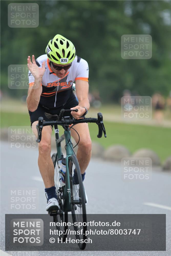 21.06.2025 - 27. Vierlanden-Triathlon H.Heesch http://msf.ph/oto/8003747 15.06.2025 12:48:24 Radfahren 875 meine-sportfotos.de