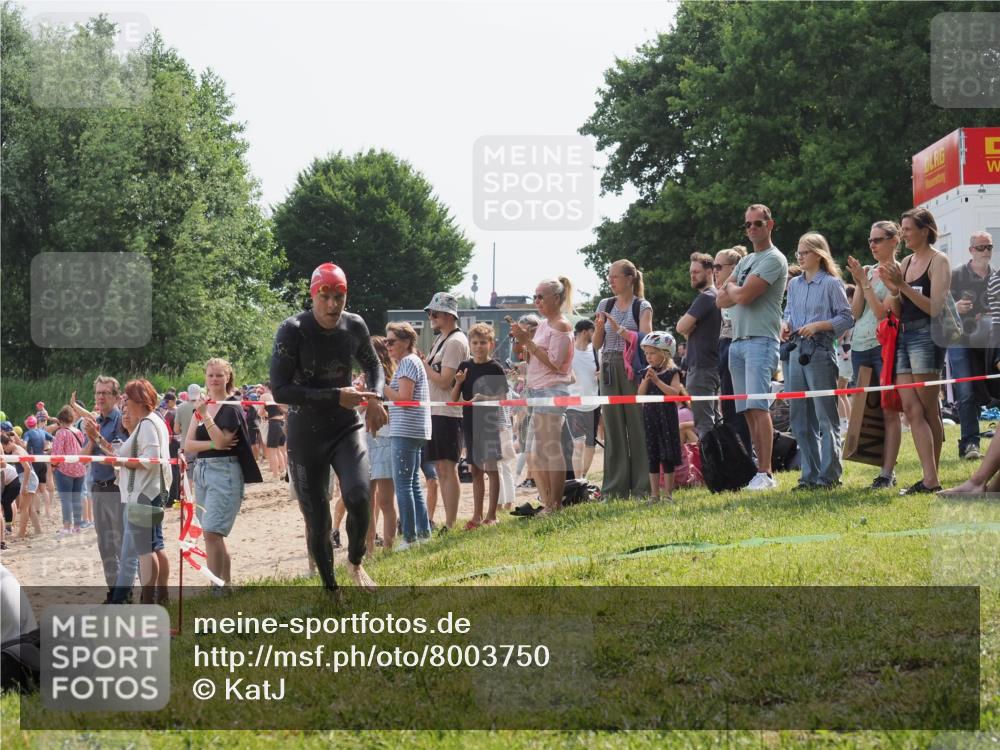 15.06.2025 - 27. Vierlanden-Triathlon KatJ http://msf.ph/oto/8003750 15.06.2025 10:02:43 Schwimmen 397, 405 meine-sportfotos.de