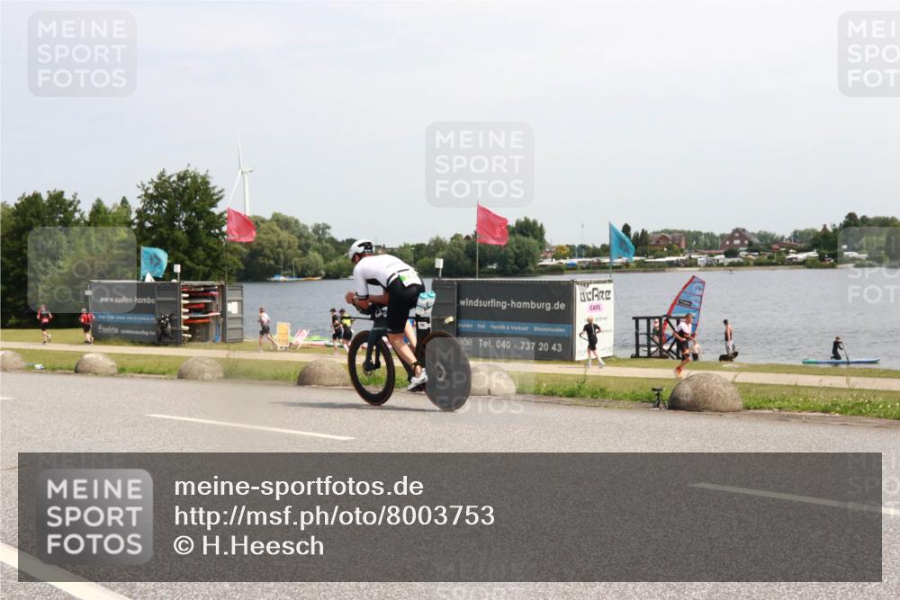 21.06.2025 - 27. Vierlanden-Triathlon H.Heesch http://msf.ph/oto/8003753 15.06.2025 11:51:29 Radfahren 794 meine-sportfotos.de