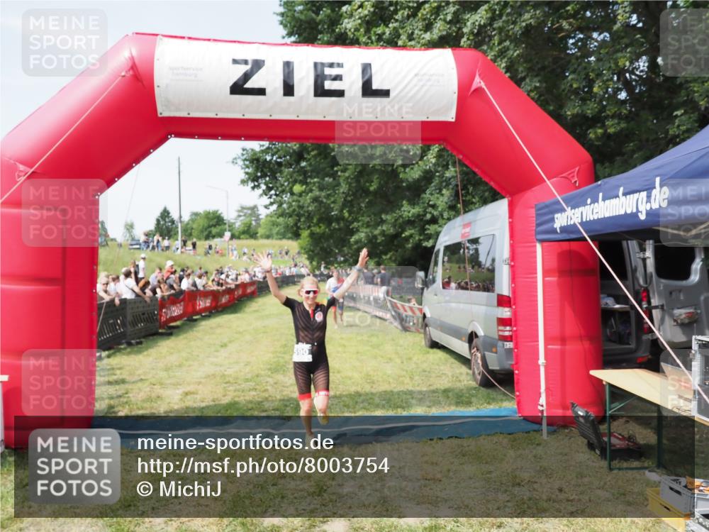 21.06.2025 - 27. Vierlanden-Triathlon MichiJ http://msf.ph/oto/8003754 15.06.2026 11:28:01 Ziel 193, 590 meine-sportfotos.de