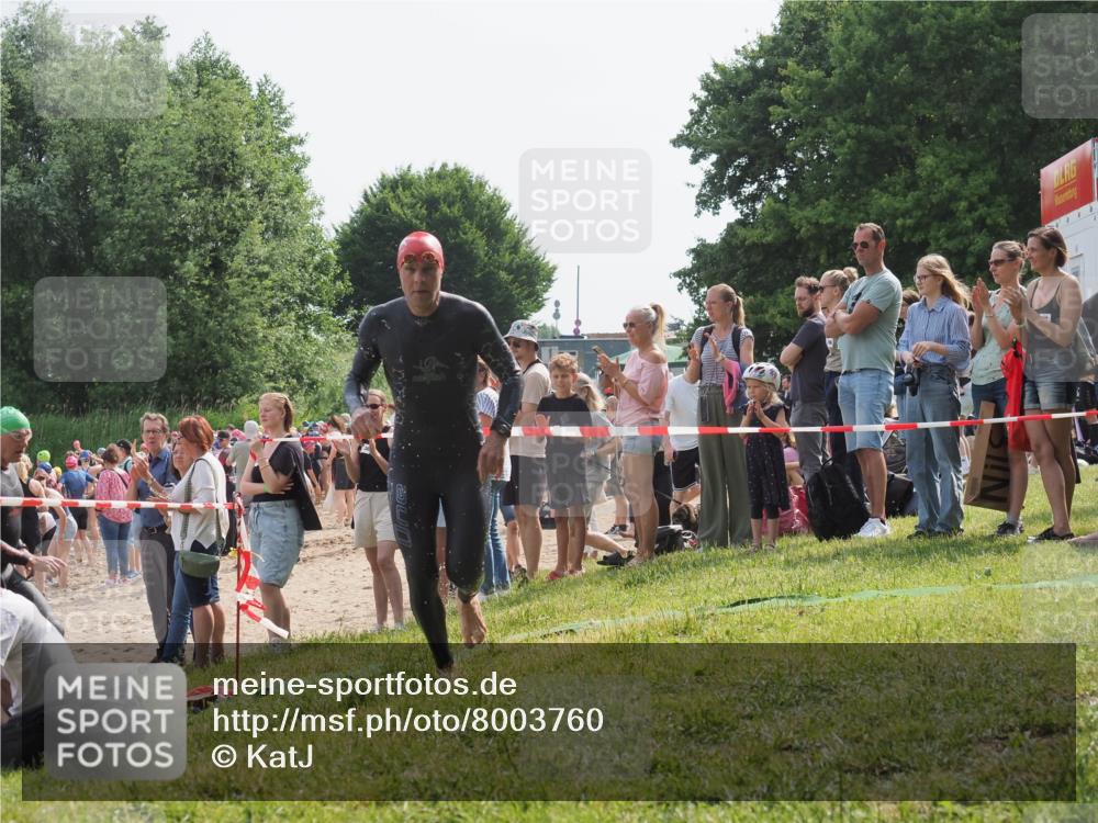 15.06.2025 - 27. Vierlanden-Triathlon KatJ http://msf.ph/oto/8003760 15.06.2025 10:02:43 Schwimmen 397, 405 meine-sportfotos.de