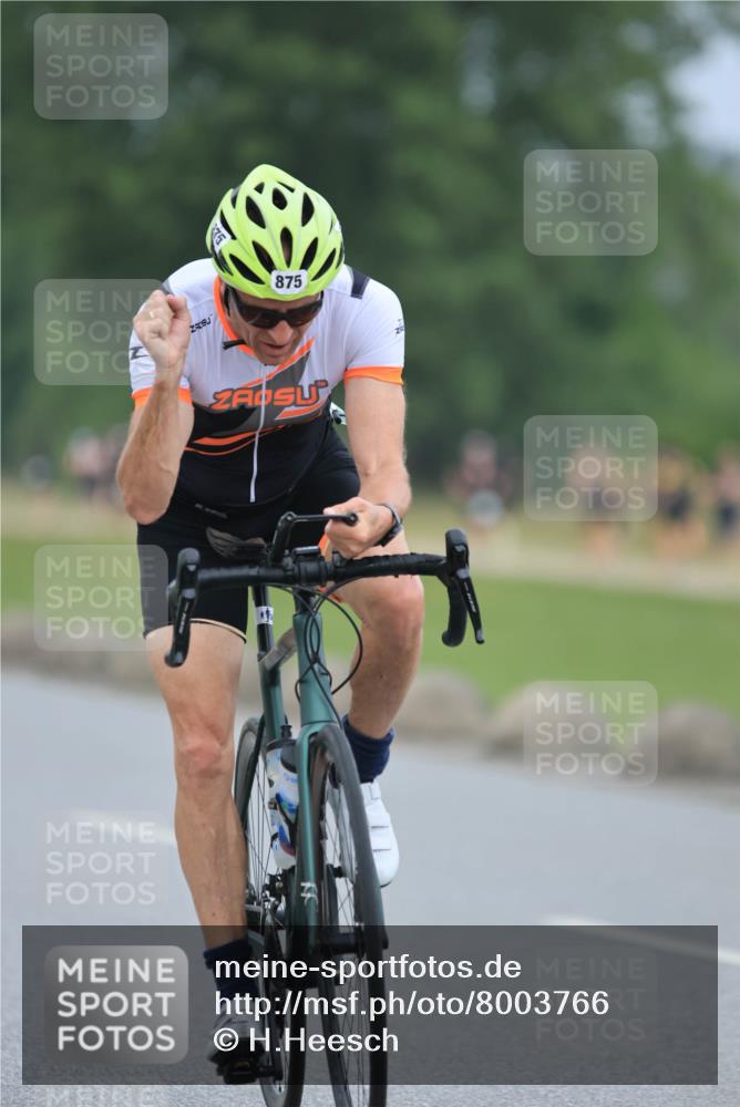 21.06.2025 - 27. Vierlanden-Triathlon H.Heesch http://msf.ph/oto/8003766 15.06.2025 12:48:24 Radfahren 875 meine-sportfotos.de