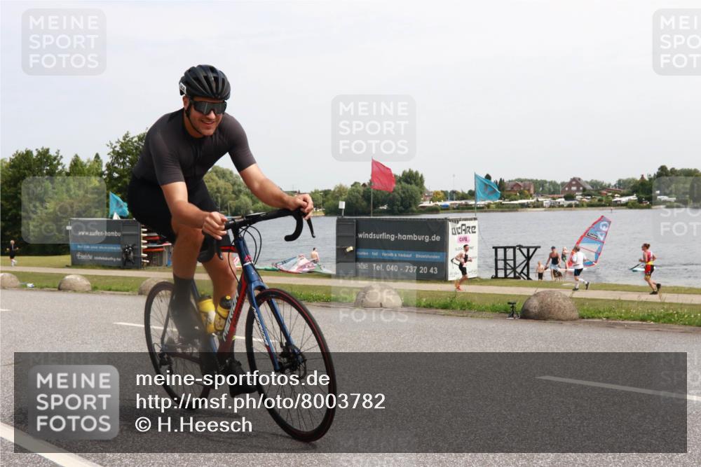 21.06.2025 - 27. Vierlanden-Triathlon H.Heesch http://msf.ph/oto/8003782 15.06.2025 11:51:38 Radfahren 728, 824, 952, 958 meine-sportfotos.de