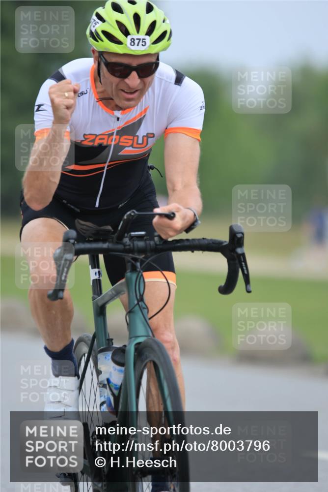 21.06.2025 - 27. Vierlanden-Triathlon H.Heesch http://msf.ph/oto/8003796 15.06.2025 12:48:25 Radfahren 875 meine-sportfotos.de