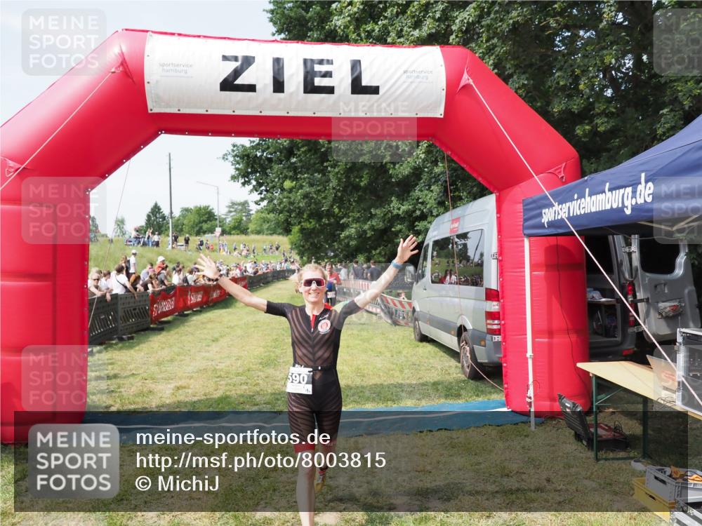 21.06.2025 - 27. Vierlanden-Triathlon MichiJ http://msf.ph/oto/8003815 15.06.2026 11:28:02 Ziel 193, 590 meine-sportfotos.de