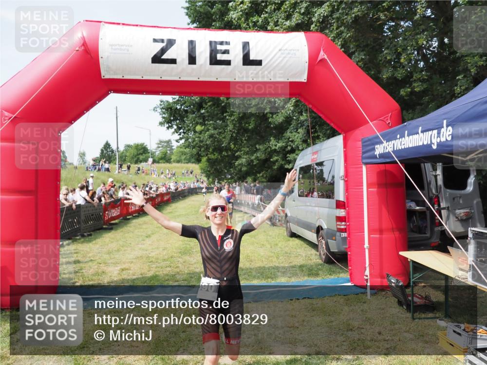 21.06.2025 - 27. Vierlanden-Triathlon MichiJ http://msf.ph/oto/8003829 15.06.2026 11:28:02 Ziel 193, 590 meine-sportfotos.de