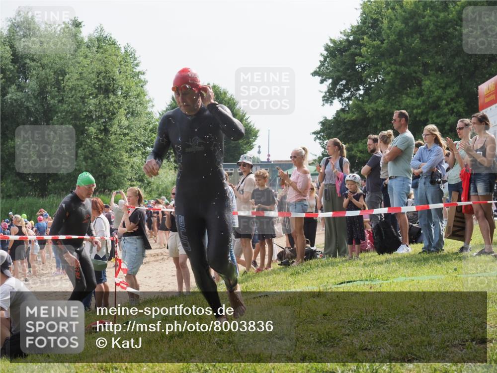 15.06.2025 - 27. Vierlanden-Triathlon KatJ http://msf.ph/oto/8003836 15.06.2025 10:02:44 Schwimmen 397, 405 meine-sportfotos.de