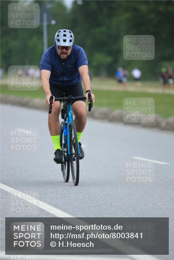 21.06.2025 - 27. Vierlanden-Triathlon H.Heesch http://msf.ph/oto/8003841 15.06.2025 12:49:03 Radfahren 826 meine-sportfotos.de