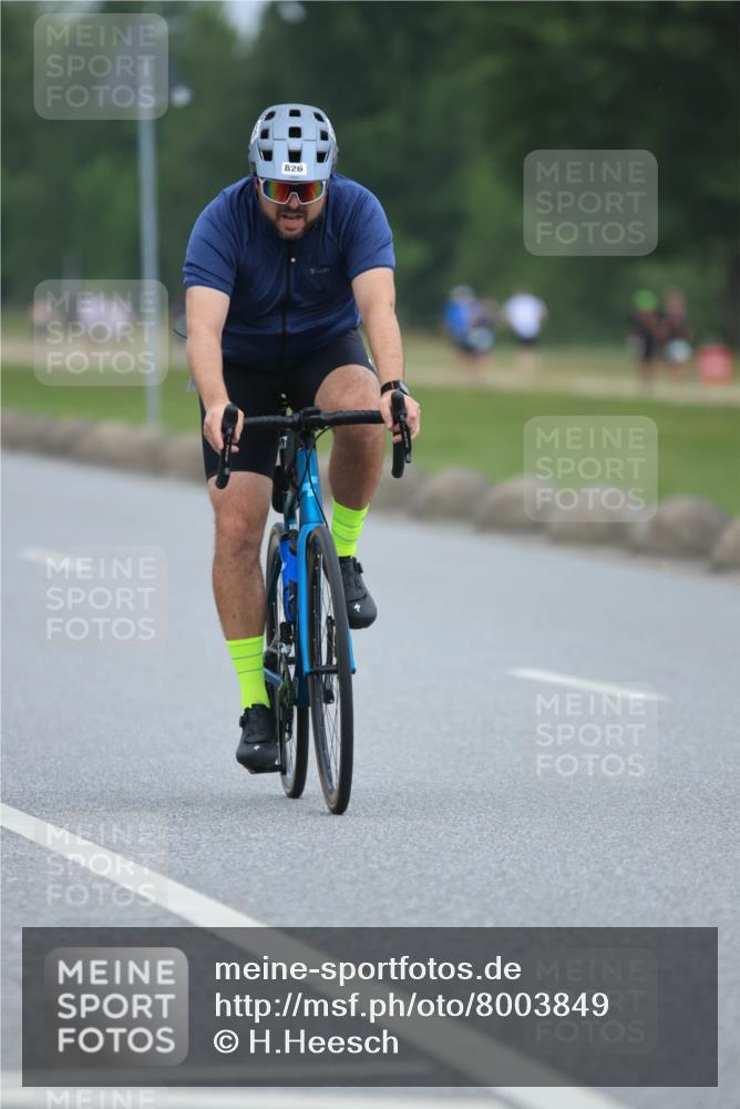21.06.2025 - 27. Vierlanden-Triathlon H.Heesch http://msf.ph/oto/8003849 15.06.2025 12:49:03 Radfahren 826 meine-sportfotos.de