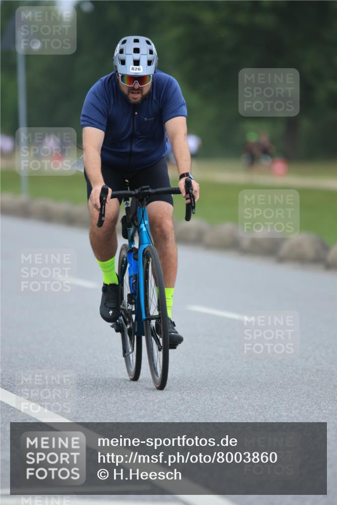 21.06.2025 - 27. Vierlanden-Triathlon H.Heesch http://msf.ph/oto/8003860 15.06.2025 12:49:04 Radfahren 826 meine-sportfotos.de