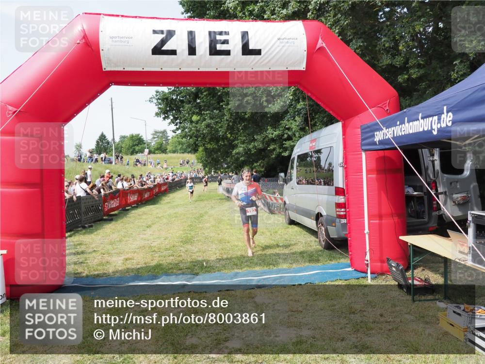 21.06.2025 - 27. Vierlanden-Triathlon MichiJ http://msf.ph/oto/8003861 15.06.2026 11:28:04 Ziel 193, 585, 590 meine-sportfotos.de