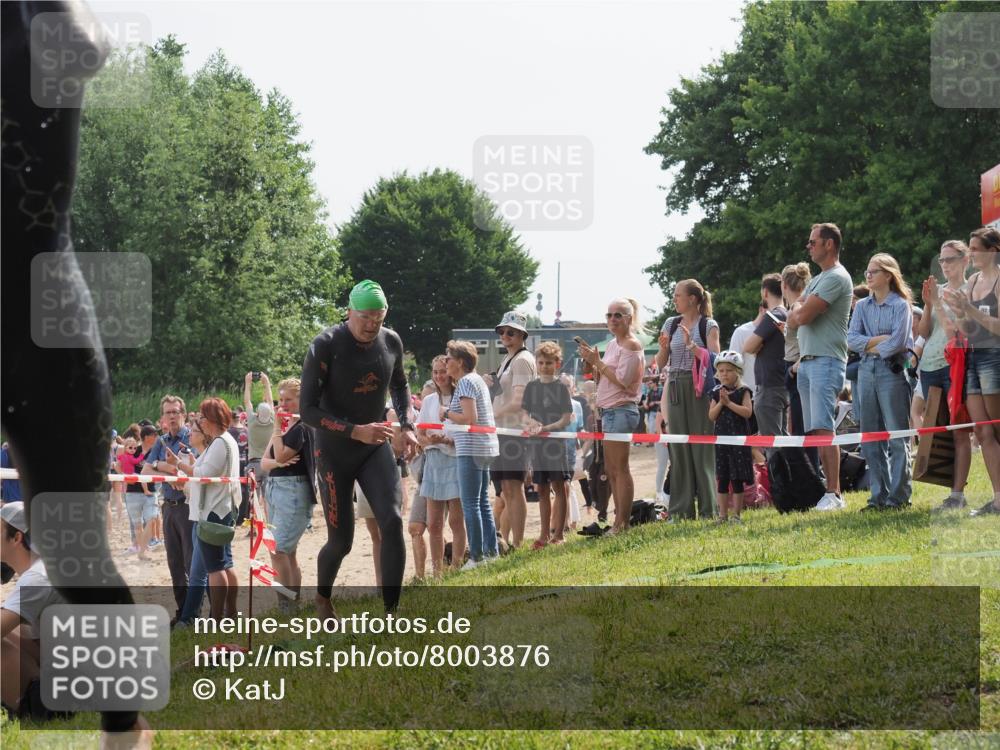 15.06.2025 - 27. Vierlanden-Triathlon KatJ http://msf.ph/oto/8003876 15.06.2025 10:02:45 Schwimmen 397, 405 meine-sportfotos.de