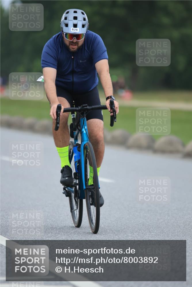 21.06.2025 - 27. Vierlanden-Triathlon H.Heesch http://msf.ph/oto/8003892 15.06.2025 12:49:04 Radfahren 826 meine-sportfotos.de