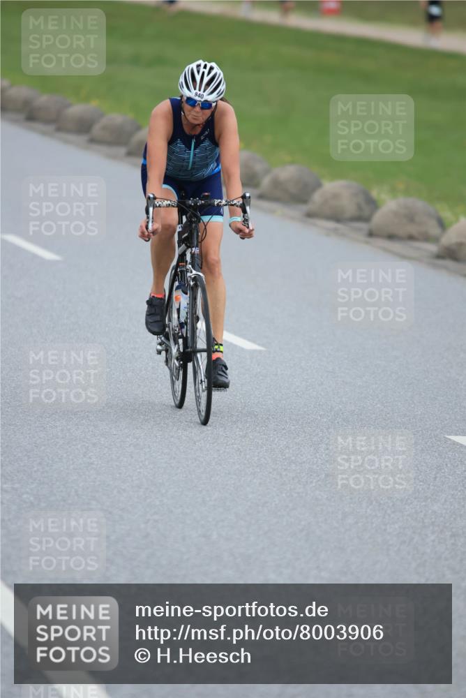 21.06.2025 - 27. Vierlanden-Triathlon H.Heesch http://msf.ph/oto/8003906 15.06.2025 12:49:27 Radfahren 940, 976 meine-sportfotos.de