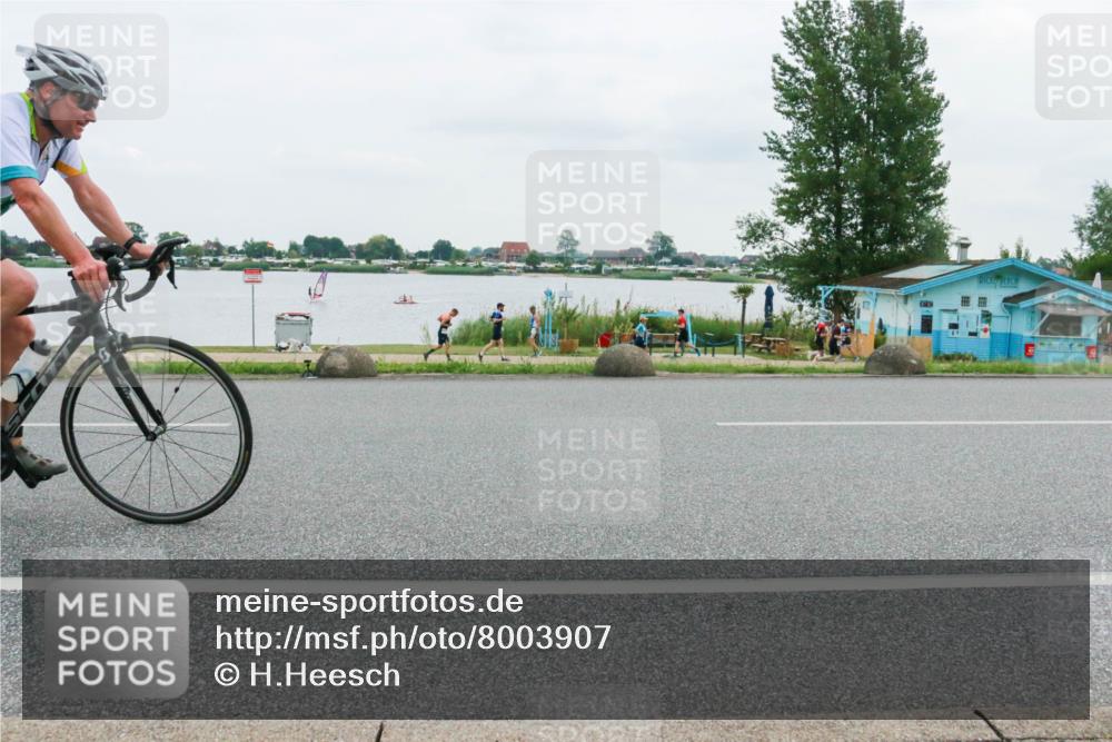21.06.2025 - 27. Vierlanden-Triathlon H.Heesch http://msf.ph/oto/8003907 15.06.2025 12:56:58 Radfahren 806 meine-sportfotos.de