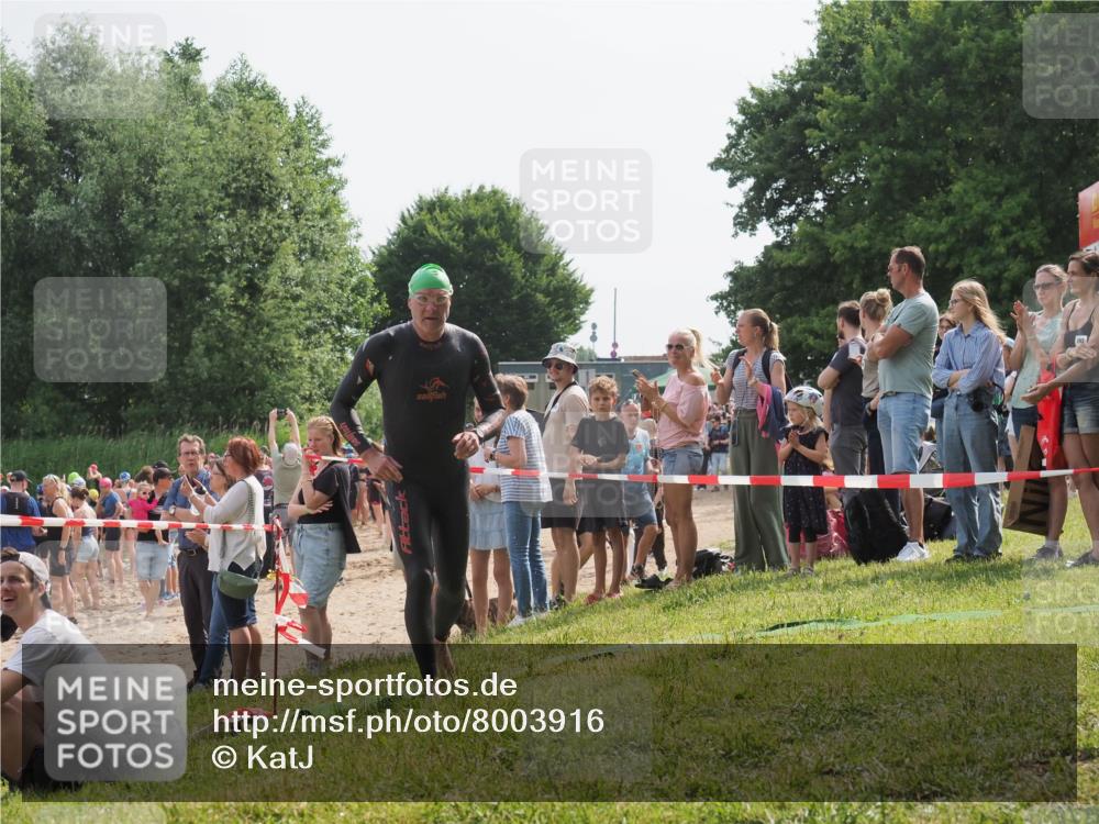 15.06.2025 - 27. Vierlanden-Triathlon KatJ http://msf.ph/oto/8003916 15.06.2025 10:02:45 Schwimmen 397, 405 meine-sportfotos.de