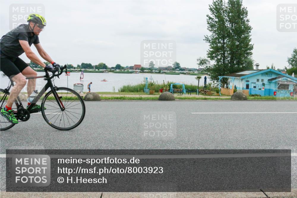 21.06.2025 - 27. Vierlanden-Triathlon H.Heesch http://msf.ph/oto/8003923 15.06.2025 12:57:09 Radfahren 955 meine-sportfotos.de