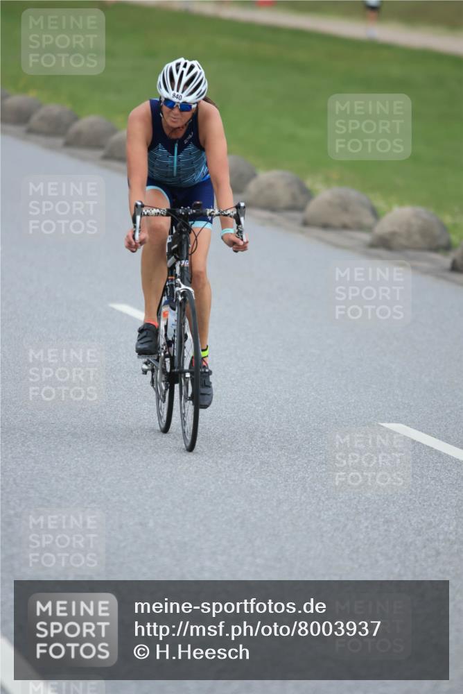 21.06.2025 - 27. Vierlanden-Triathlon H.Heesch http://msf.ph/oto/8003937 15.06.2025 12:49:27 Radfahren 940, 976 meine-sportfotos.de
