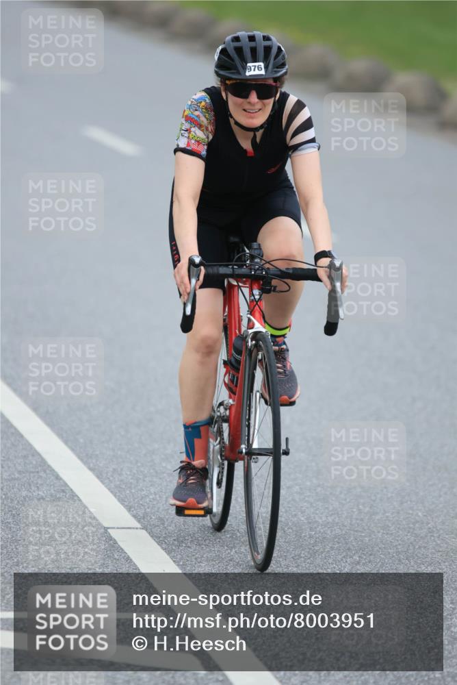 21.06.2025 - 27. Vierlanden-Triathlon H.Heesch http://msf.ph/oto/8003951 15.06.2025 12:49:28 Radfahren 940, 976 meine-sportfotos.de
