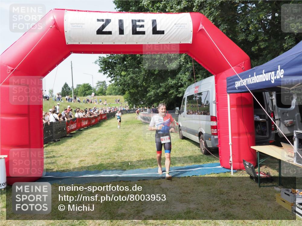 21.06.2025 - 27. Vierlanden-Triathlon MichiJ http://msf.ph/oto/8003953 15.06.2026 11:28:05 Ziel 193, 585, 590 meine-sportfotos.de