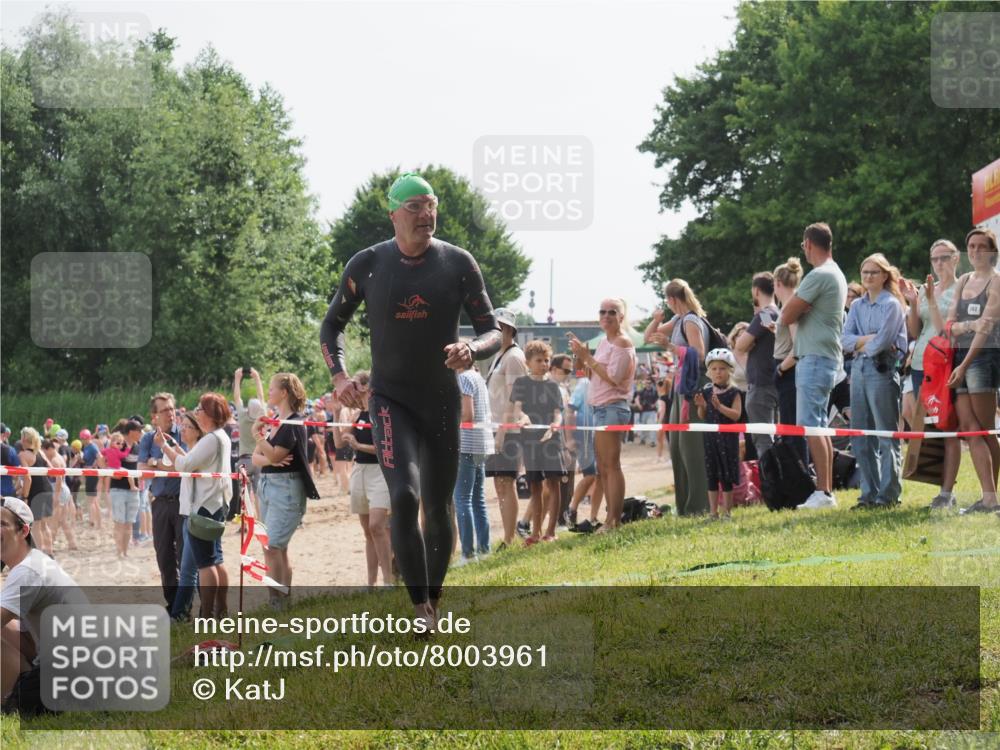 15.06.2025 - 27. Vierlanden-Triathlon KatJ http://msf.ph/oto/8003961 15.06.2025 10:02:46 Schwimmen 397, 405 meine-sportfotos.de