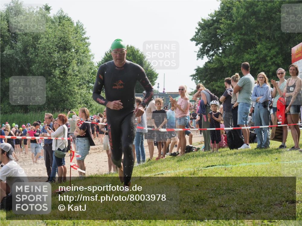 15.06.2025 - 27. Vierlanden-Triathlon KatJ http://msf.ph/oto/8003978 15.06.2025 10:02:46 Schwimmen 397, 405 meine-sportfotos.de