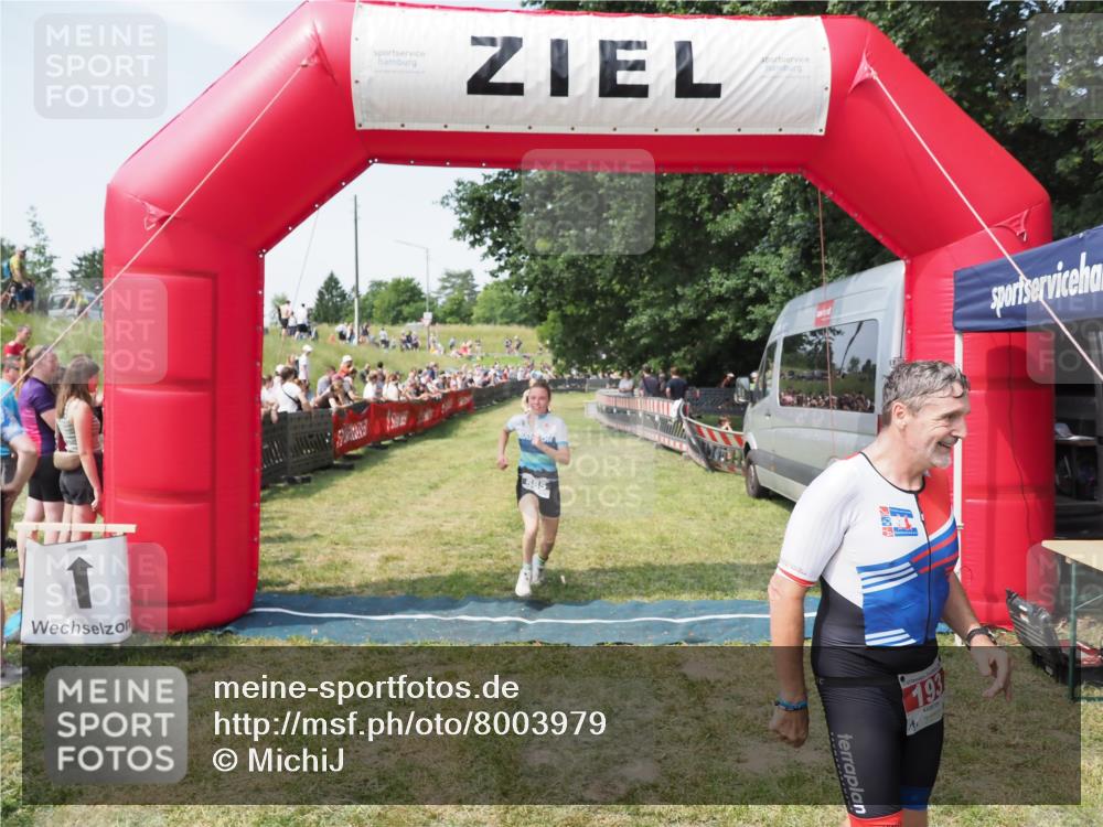 21.06.2025 - 27. Vierlanden-Triathlon MichiJ http://msf.ph/oto/8003979 15.06.2026 11:28:08 Ziel 193, 491, 585, 590 meine-sportfotos.de