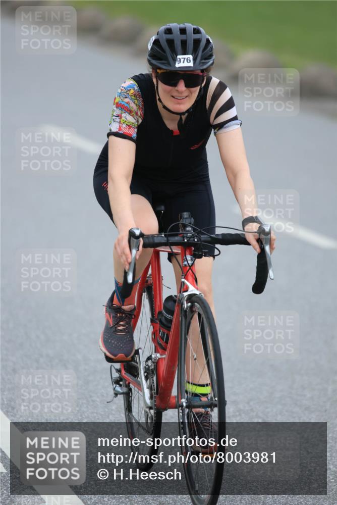 21.06.2025 - 27. Vierlanden-Triathlon H.Heesch http://msf.ph/oto/8003981 15.06.2025 12:49:29 Radfahren 940, 976 meine-sportfotos.de