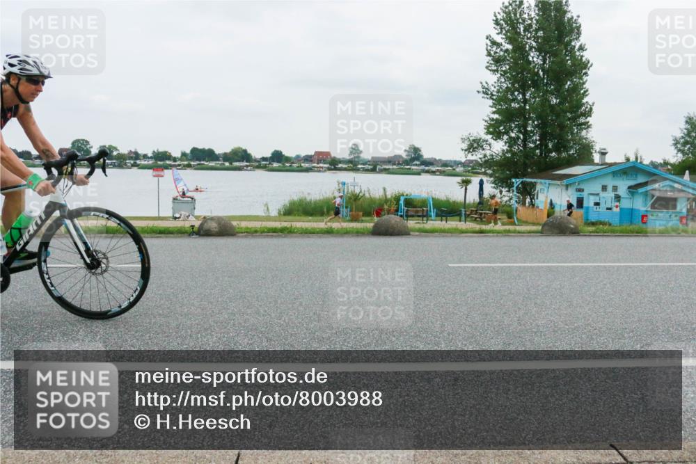 21.06.2025 - 27. Vierlanden-Triathlon H.Heesch http://msf.ph/oto/8003988 15.06.2025 12:57:48 Radfahren 926, 1049, 1052 meine-sportfotos.de