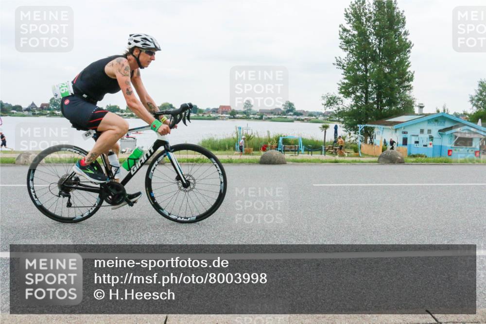 21.06.2025 - 27. Vierlanden-Triathlon H.Heesch http://msf.ph/oto/8003998 15.06.2025 12:57:48 Radfahren 926, 1049, 1052 meine-sportfotos.de