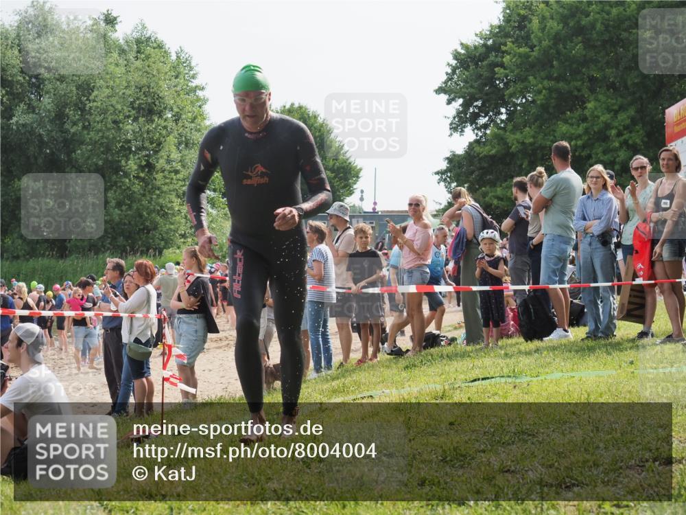 15.06.2025 - 27. Vierlanden-Triathlon KatJ http://msf.ph/oto/8004004 15.06.2025 10:02:47 Schwimmen 397, 405 meine-sportfotos.de