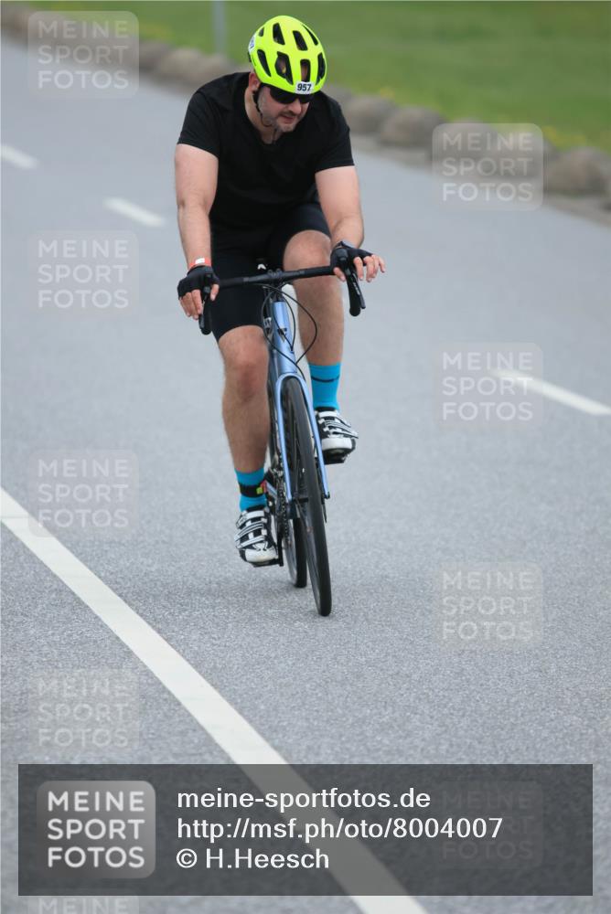 21.06.2025 - 27. Vierlanden-Triathlon H.Heesch http://msf.ph/oto/8004007 15.06.2025 12:49:45 Radfahren 957 meine-sportfotos.de