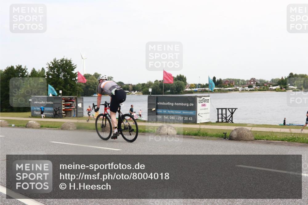 21.06.2025 - 27. Vierlanden-Triathlon H.Heesch http://msf.ph/oto/8004018 15.06.2025 11:53:00 Radfahren 791, 801 meine-sportfotos.de