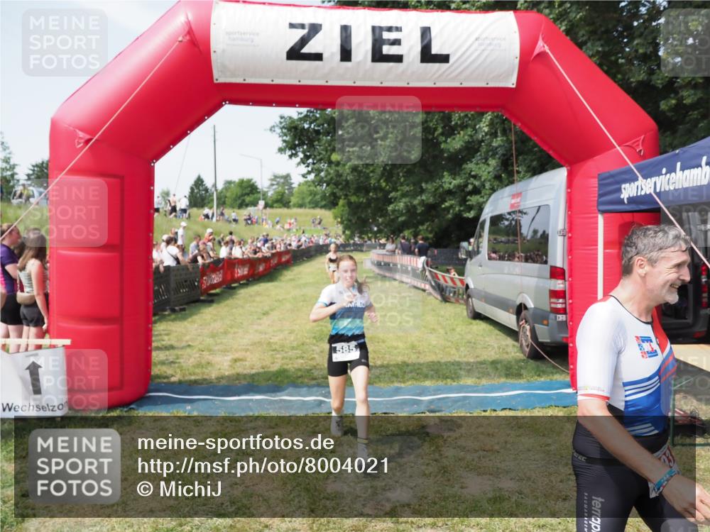 21.06.2025 - 27. Vierlanden-Triathlon MichiJ http://msf.ph/oto/8004021 15.06.2026 11:28:08 Ziel 193, 491, 585, 590 meine-sportfotos.de