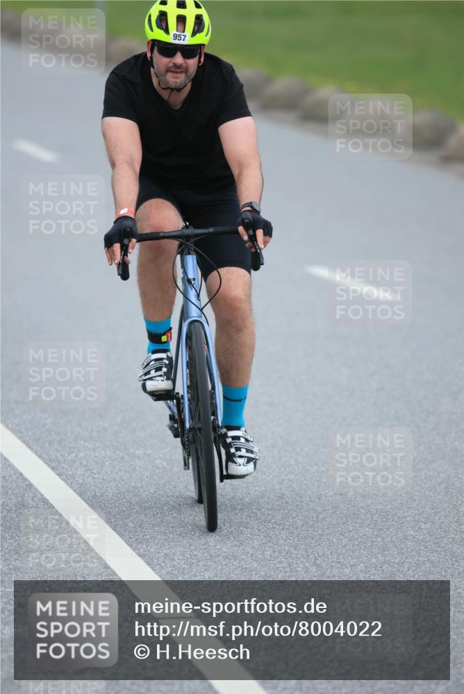 21.06.2025 - 27. Vierlanden-Triathlon H.Heesch http://msf.ph/oto/8004022 15.06.2025 12:49:45 Radfahren 957 meine-sportfotos.de