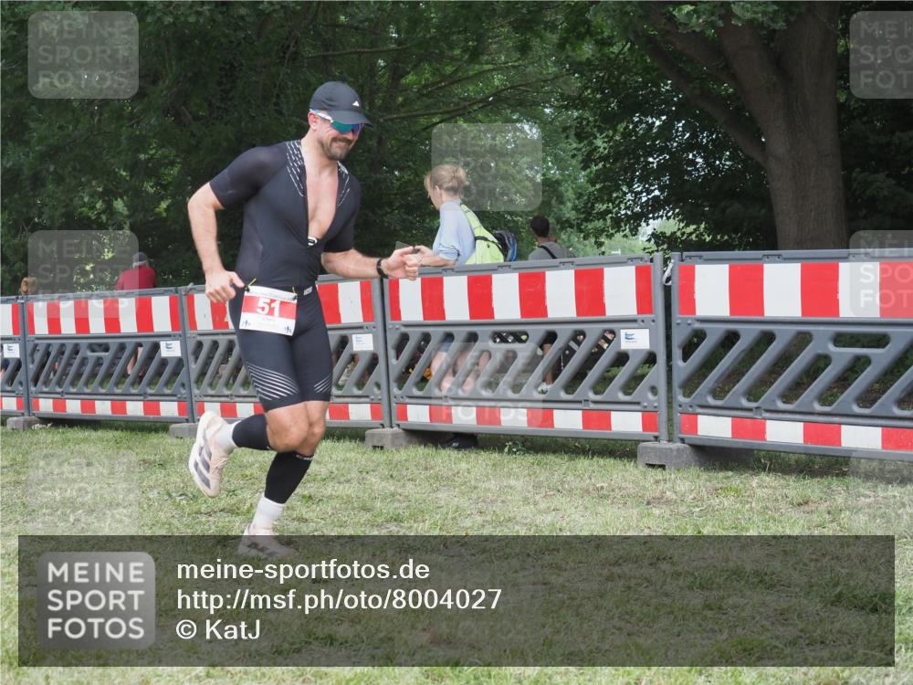 21.06.2025 - 27. Vierlanden-Triathlon KatJ http://msf.ph/oto/8004027 15.06.2025 12:57:26 Ziel 51 meine-sportfotos.de