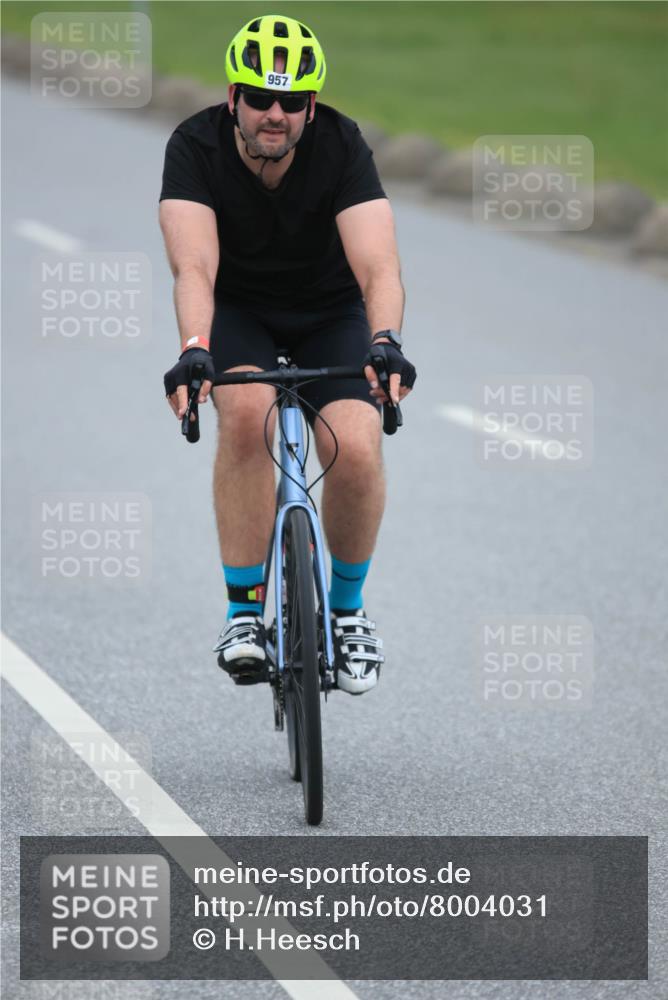 21.06.2025 - 27. Vierlanden-Triathlon H.Heesch http://msf.ph/oto/8004031 15.06.2025 12:49:45 Radfahren 957 meine-sportfotos.de