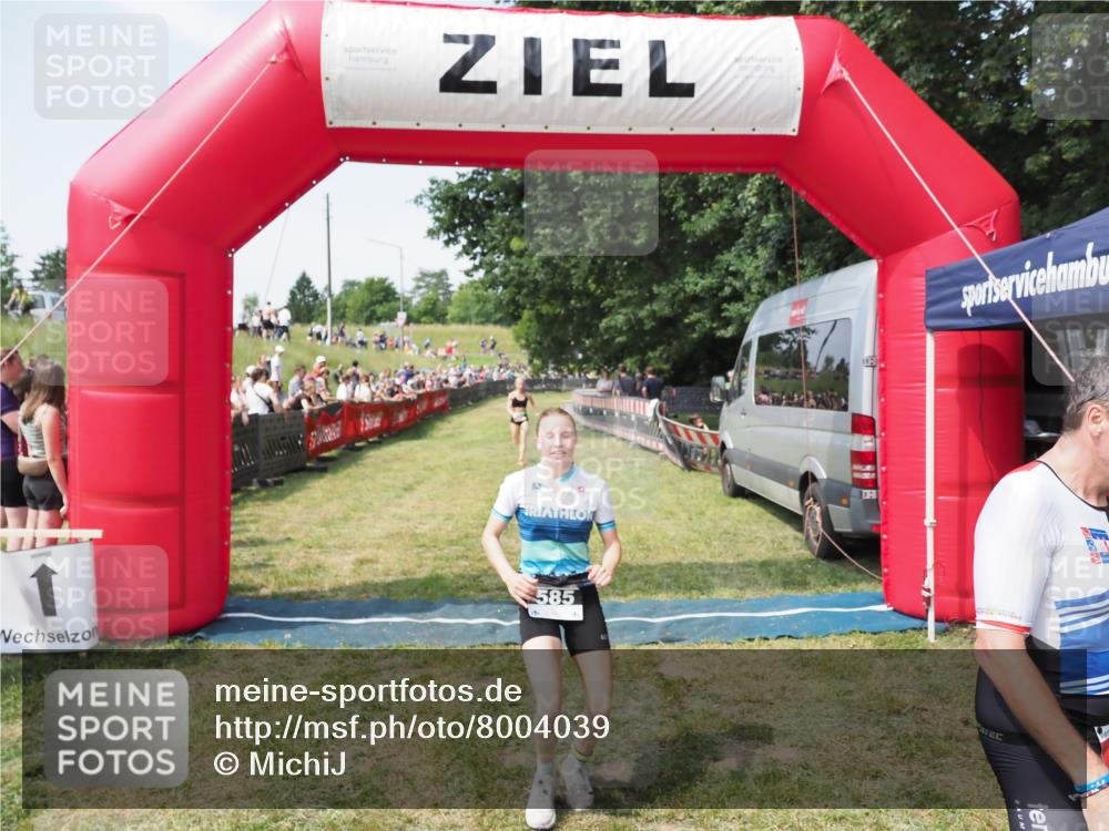 21.06.2025 - 27. Vierlanden-Triathlon MichiJ http://msf.ph/oto/8004039 15.06.2026 11:28:08 Ziel 193, 491, 585, 590 meine-sportfotos.de