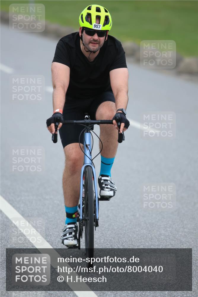 21.06.2025 - 27. Vierlanden-Triathlon H.Heesch http://msf.ph/oto/8004040 15.06.2025 12:49:45 Radfahren 957 meine-sportfotos.de