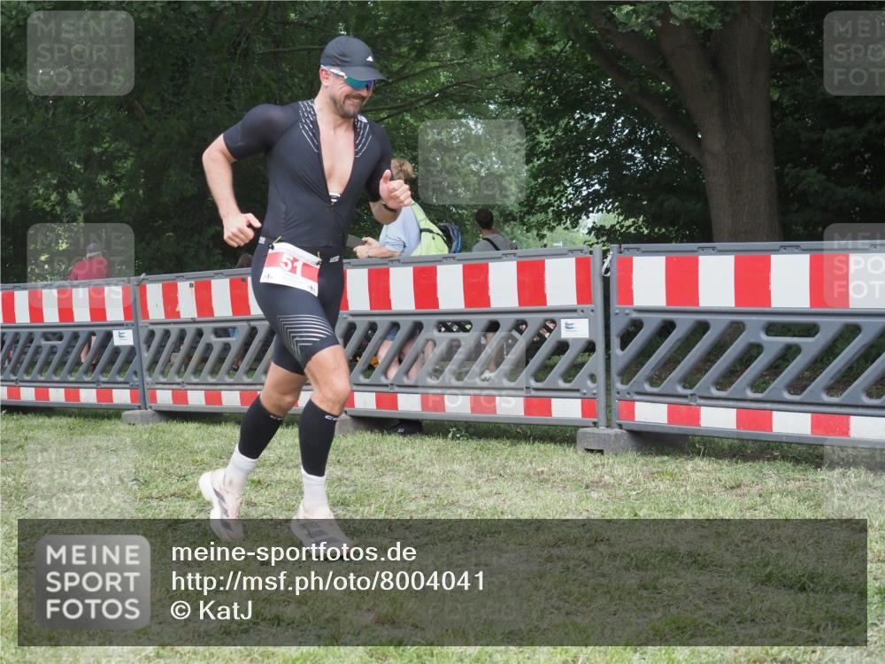 21.06.2025 - 27. Vierlanden-Triathlon KatJ http://msf.ph/oto/8004041 15.06.2025 12:57:26 Ziel 51 meine-sportfotos.de