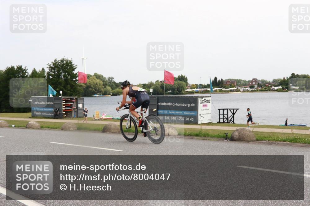 21.06.2025 - 27. Vierlanden-Triathlon H.Heesch http://msf.ph/oto/8004047 15.06.2025 11:53:12 Radfahren 687, 811, 921, 934 meine-sportfotos.de