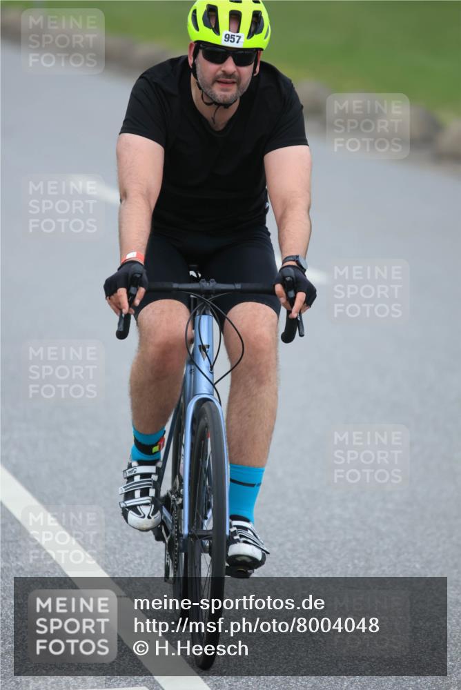 21.06.2025 - 27. Vierlanden-Triathlon H.Heesch http://msf.ph/oto/8004048 15.06.2025 12:49:45 Radfahren 957 meine-sportfotos.de