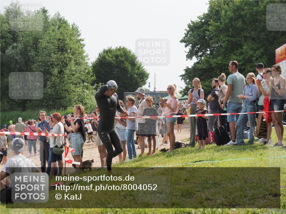 15.06.2025 - 27. Vierlanden-Triathlon KatJ http://msf.ph/oto/8004052 15.06.2025 10:03:20 Schwimmen 406 meine-sportfotos.de
