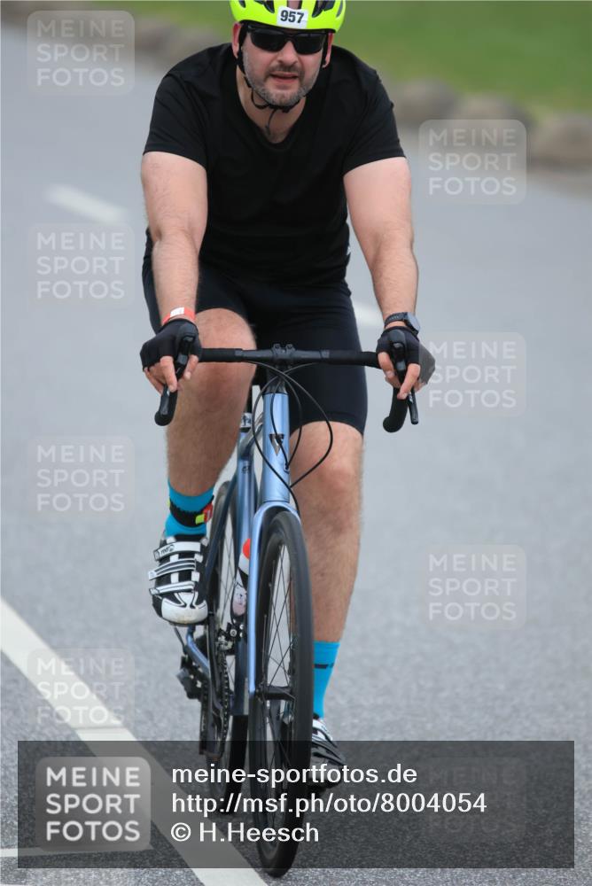 21.06.2025 - 27. Vierlanden-Triathlon H.Heesch http://msf.ph/oto/8004054 15.06.2025 12:49:46 Radfahren 957 meine-sportfotos.de