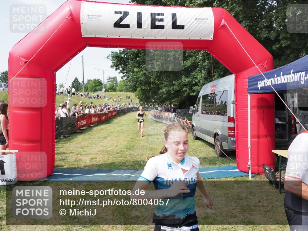 21.06.2025 - 27. Vierlanden-Triathlon MichiJ http://msf.ph/oto/8004057 15.06.2026 11:28:09 Ziel 193, 491, 585 meine-sportfotos.de